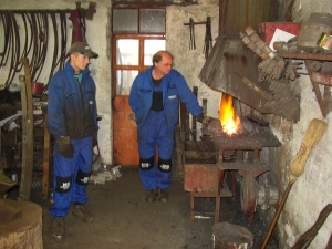 Munkatársak a kis kovácsműhelyben
