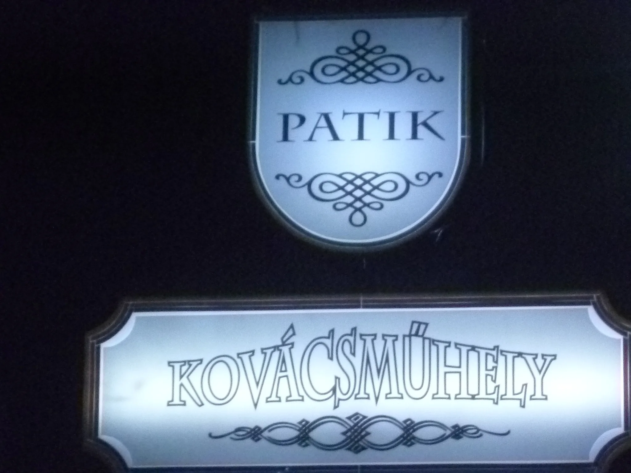 Patik Kovácsműhely világító cégtábla